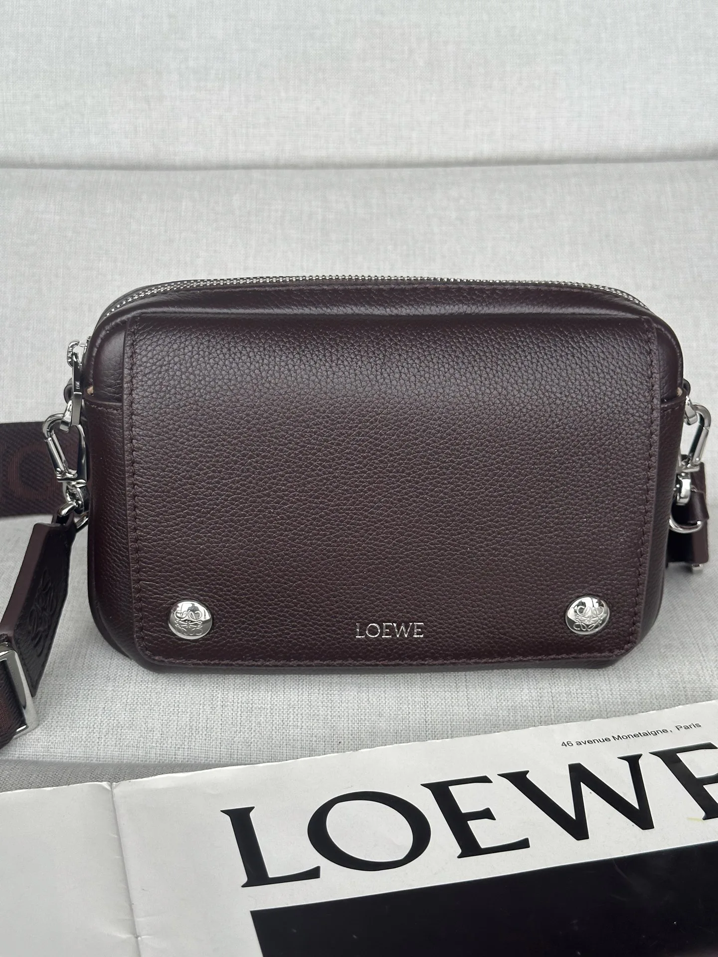 로에베 - Small Pebble  소가죽 메신저백 20*6*12.5cm