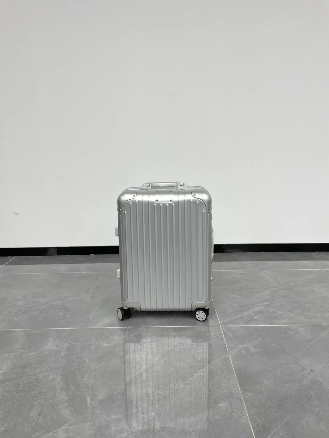 리모와 오리지널 캐빈 수트케이스  55X40X23cm