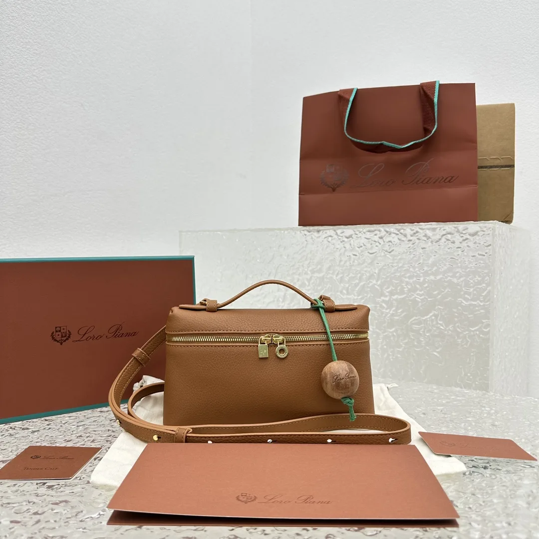 로로피아나   Extra pocket L19  백 19×7×12cm