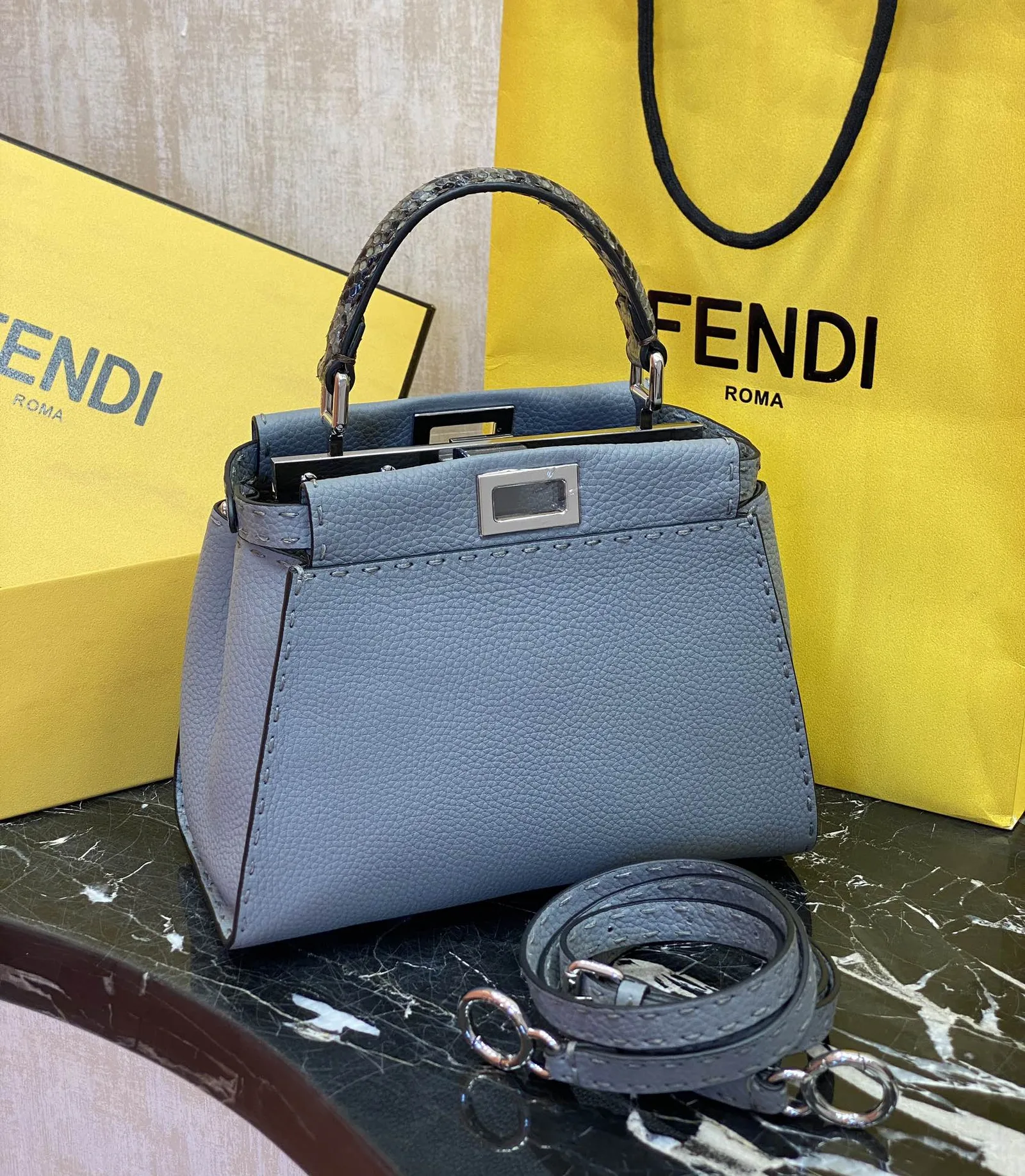 FENDI 미니 피카부  18 X11 X 23 cm
