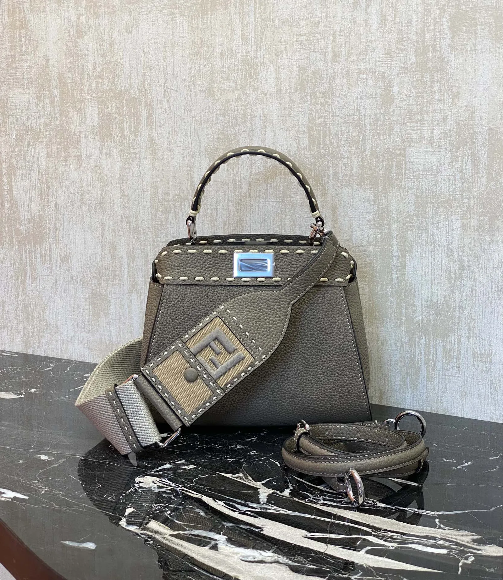 FENDI 미니 피카부  18 X11 X 23 cm
