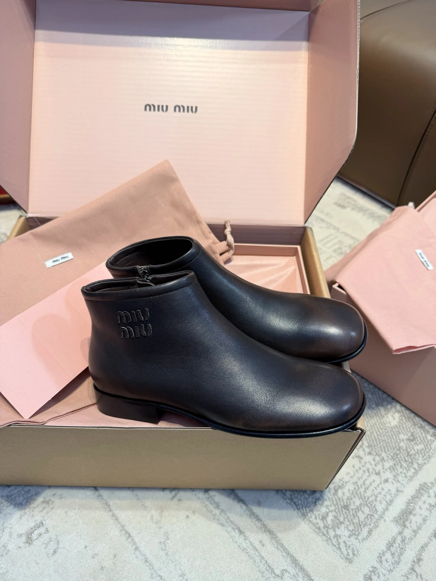 Miu Miu 로고 디테일 레더 부츠