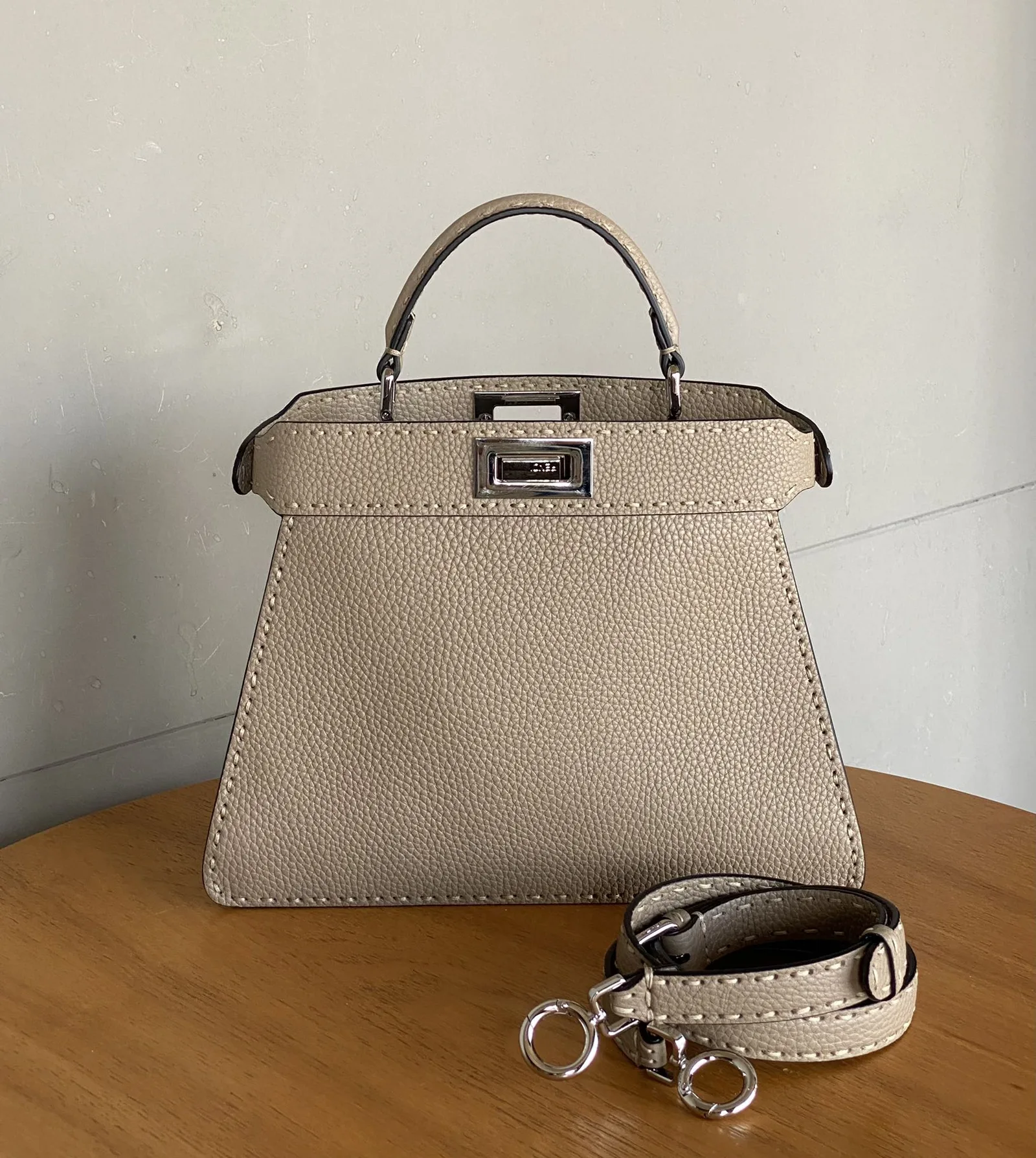 FENDI 스몰 피카부peekaboo  ISeeU  27 X 23 X 11 cm