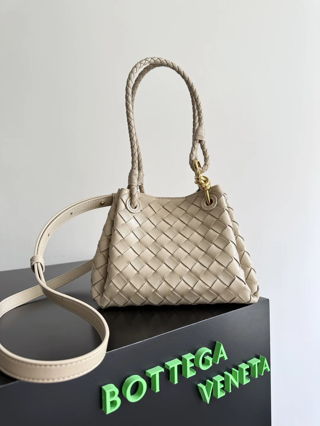 보테가 베네타 스몰 파라슈트 826220  21*17*16cm