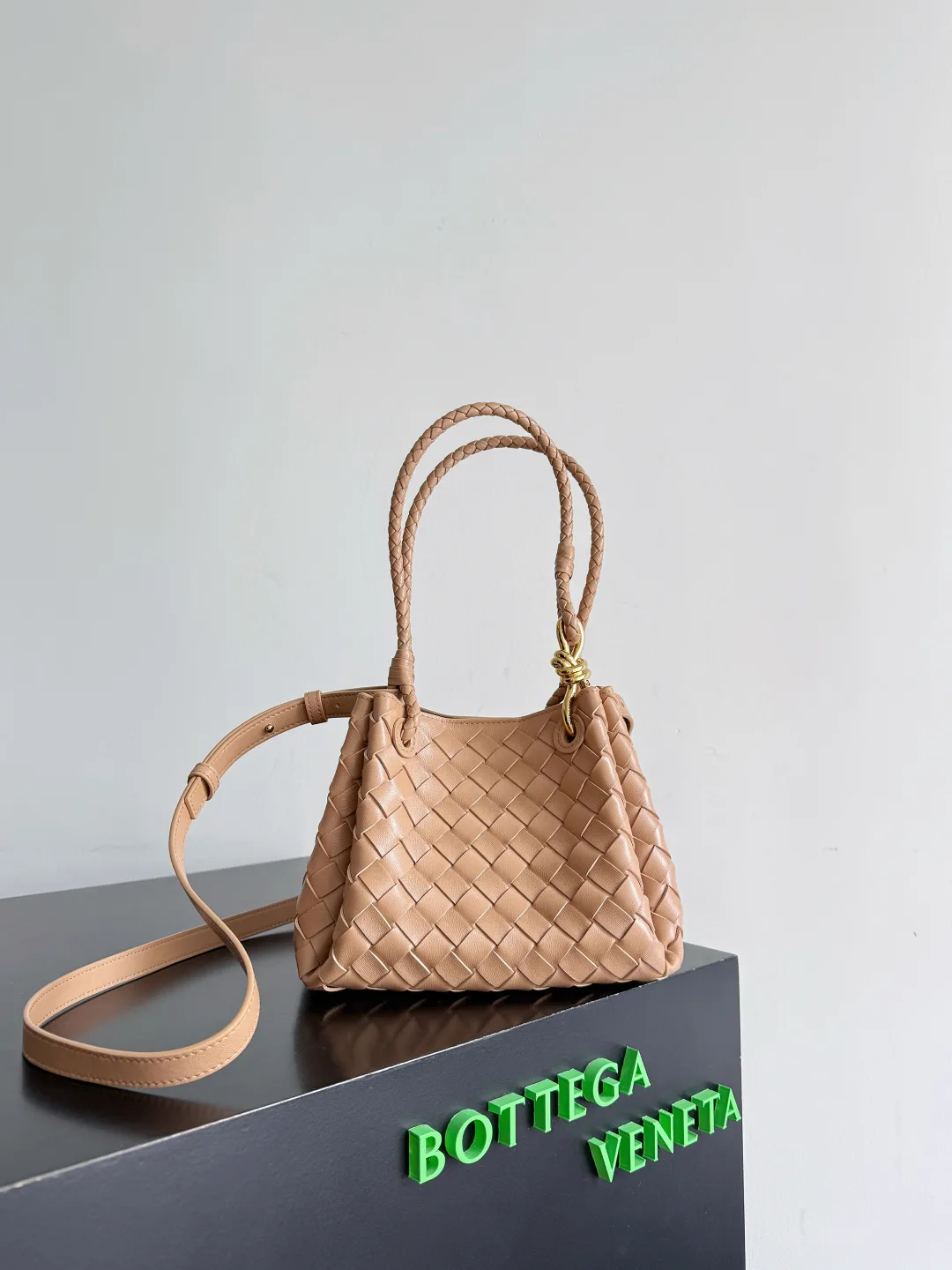 보테가 베네타 스몰 파라슈트 826220  21*17*16cm