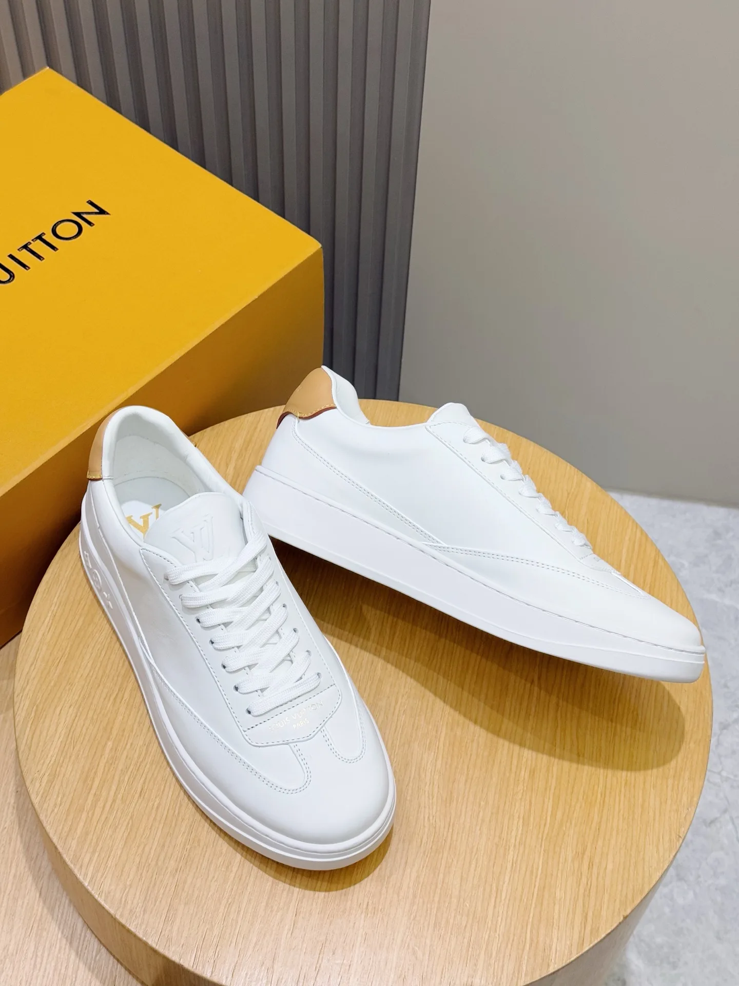 1AJA75 LV Flash Sneaker
