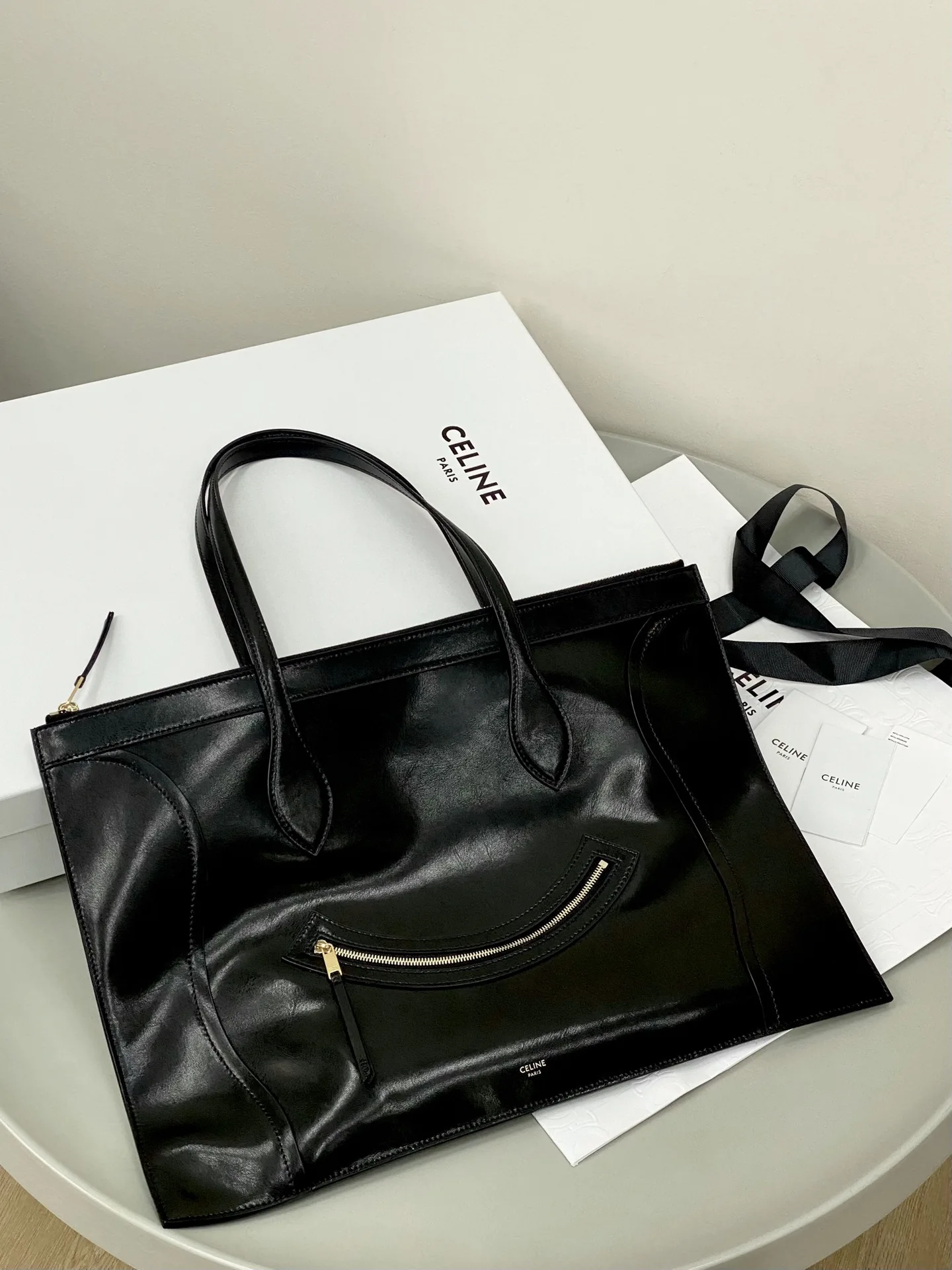 셀린느 백 송아지 가죽 플랫 카바스 울트라 123963GW4  31.5×0.5×44.5cm