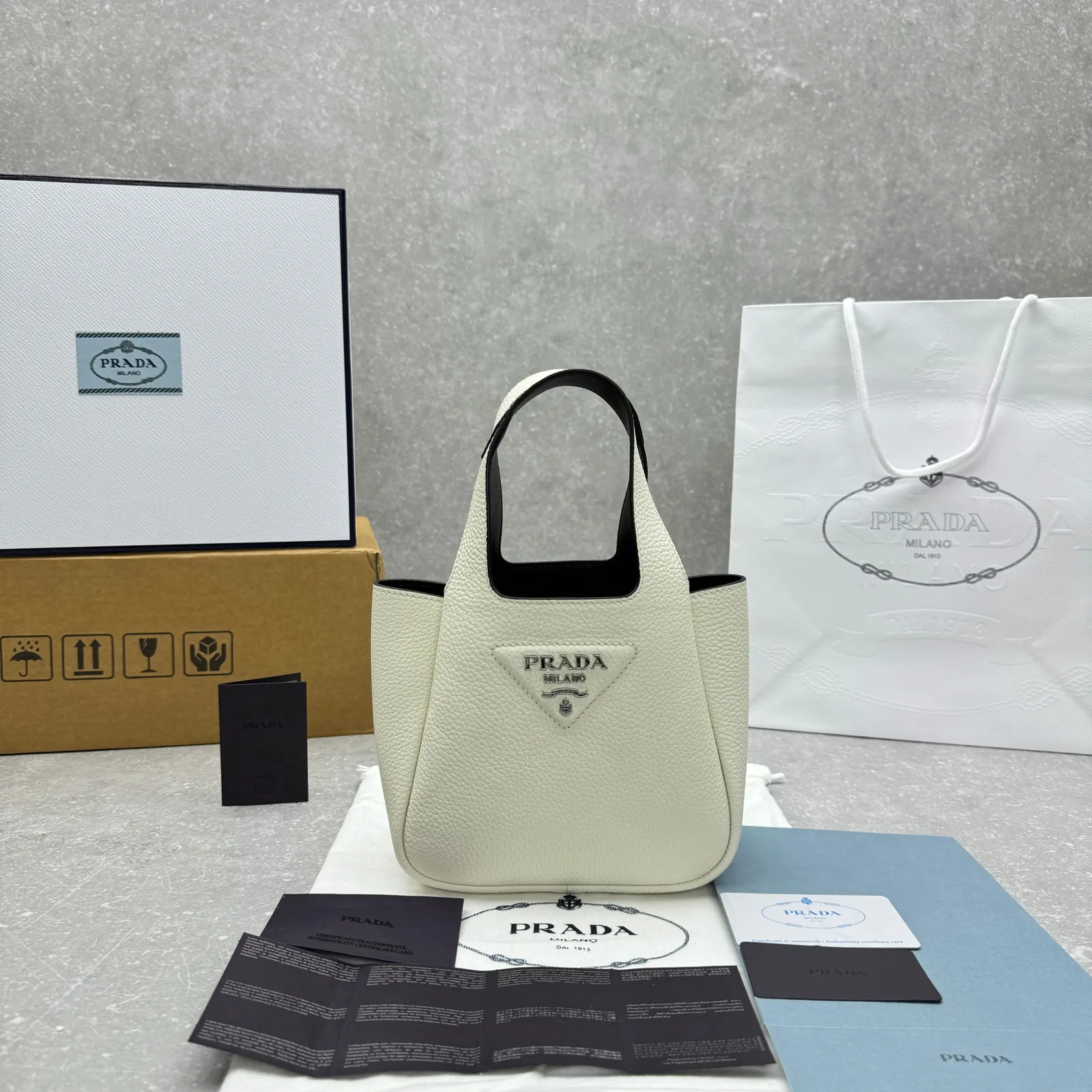 프라다 뷰티 레더 미니 토드백 무료배송 19cmx18cmx10cm