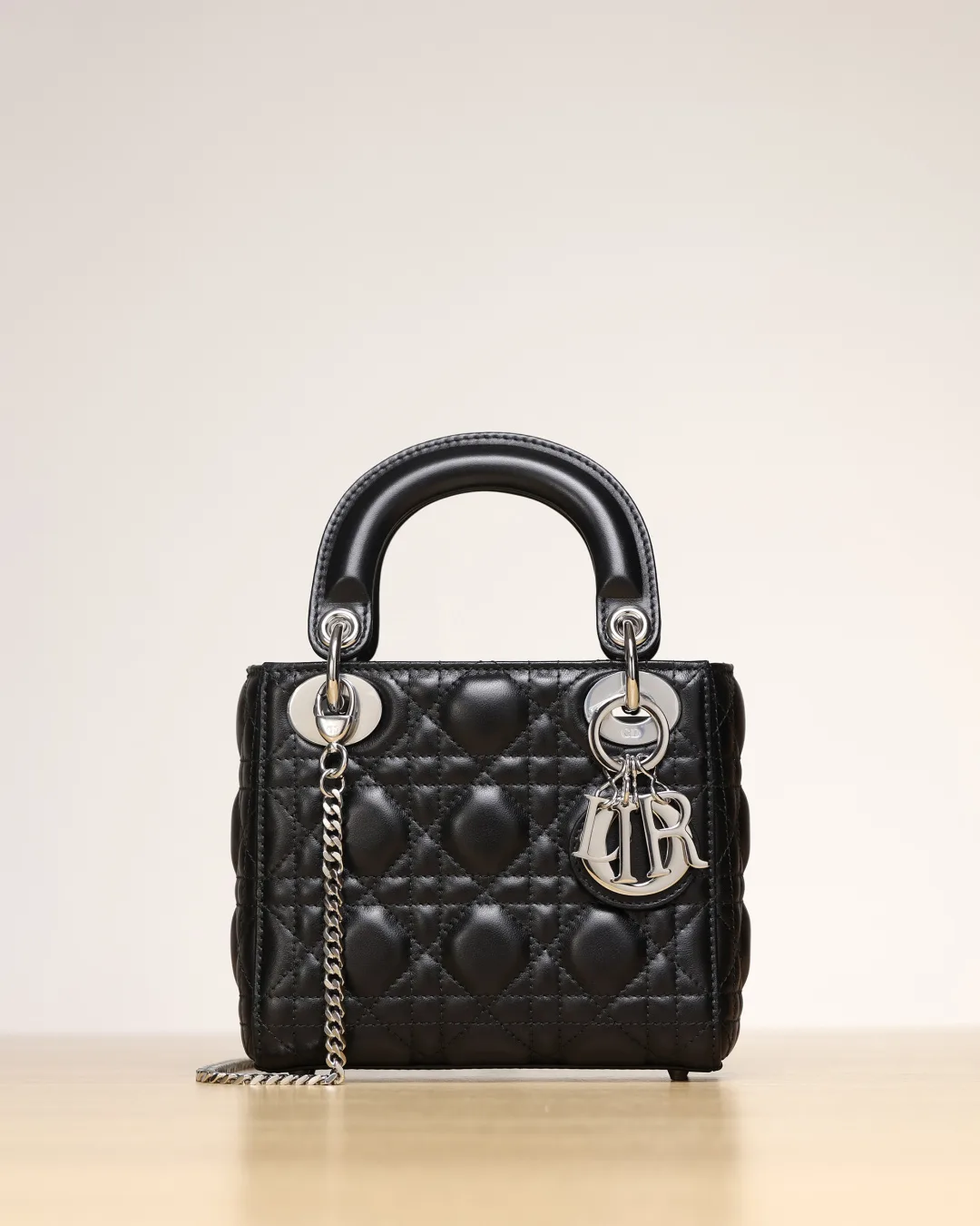 M9 디올 레이디  미니 램스킨 M0505ONGE  17 x 15 x 7 cm