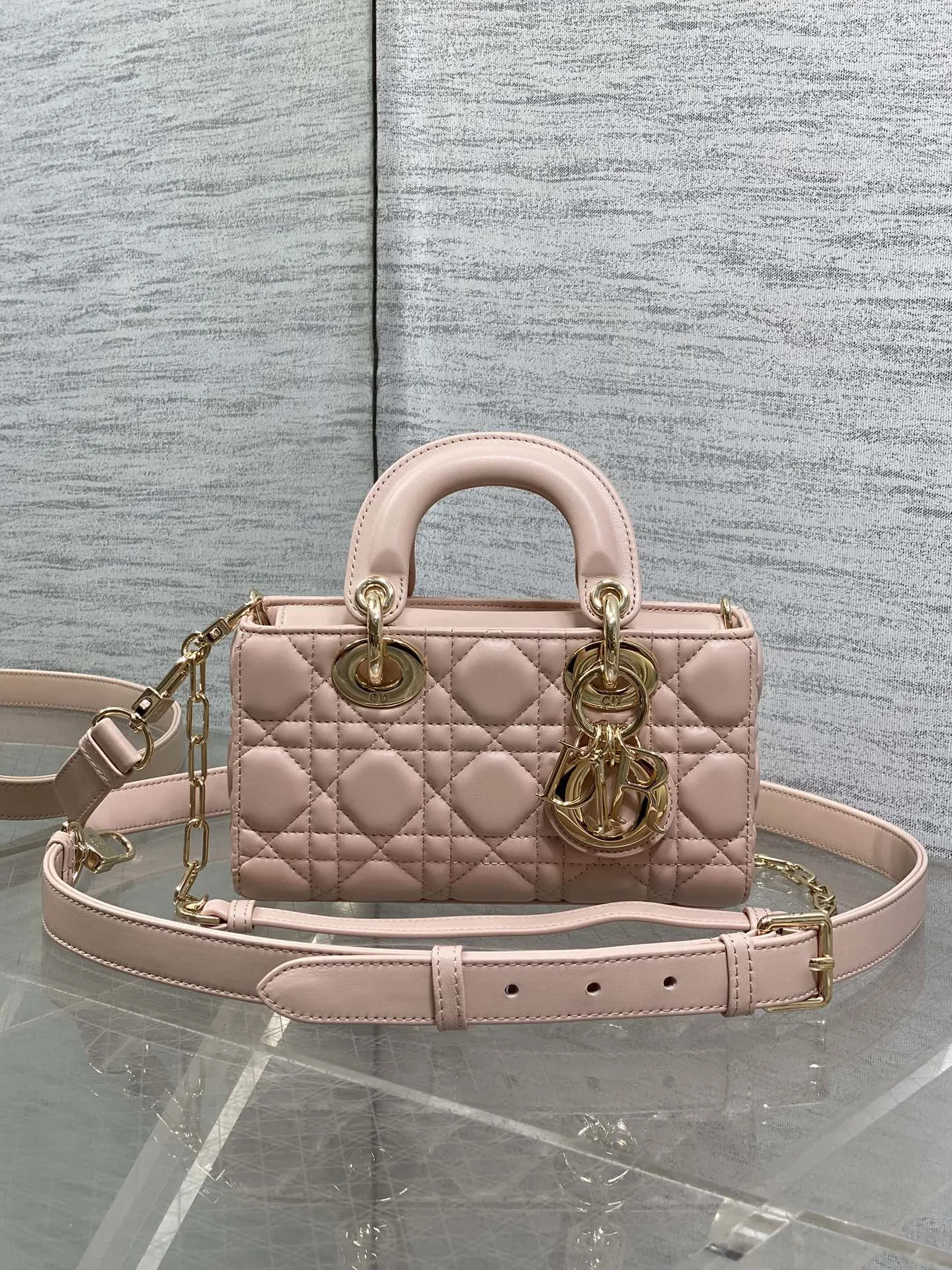 디올 레이디 디조이백 mini  19*5.5*10.5cm