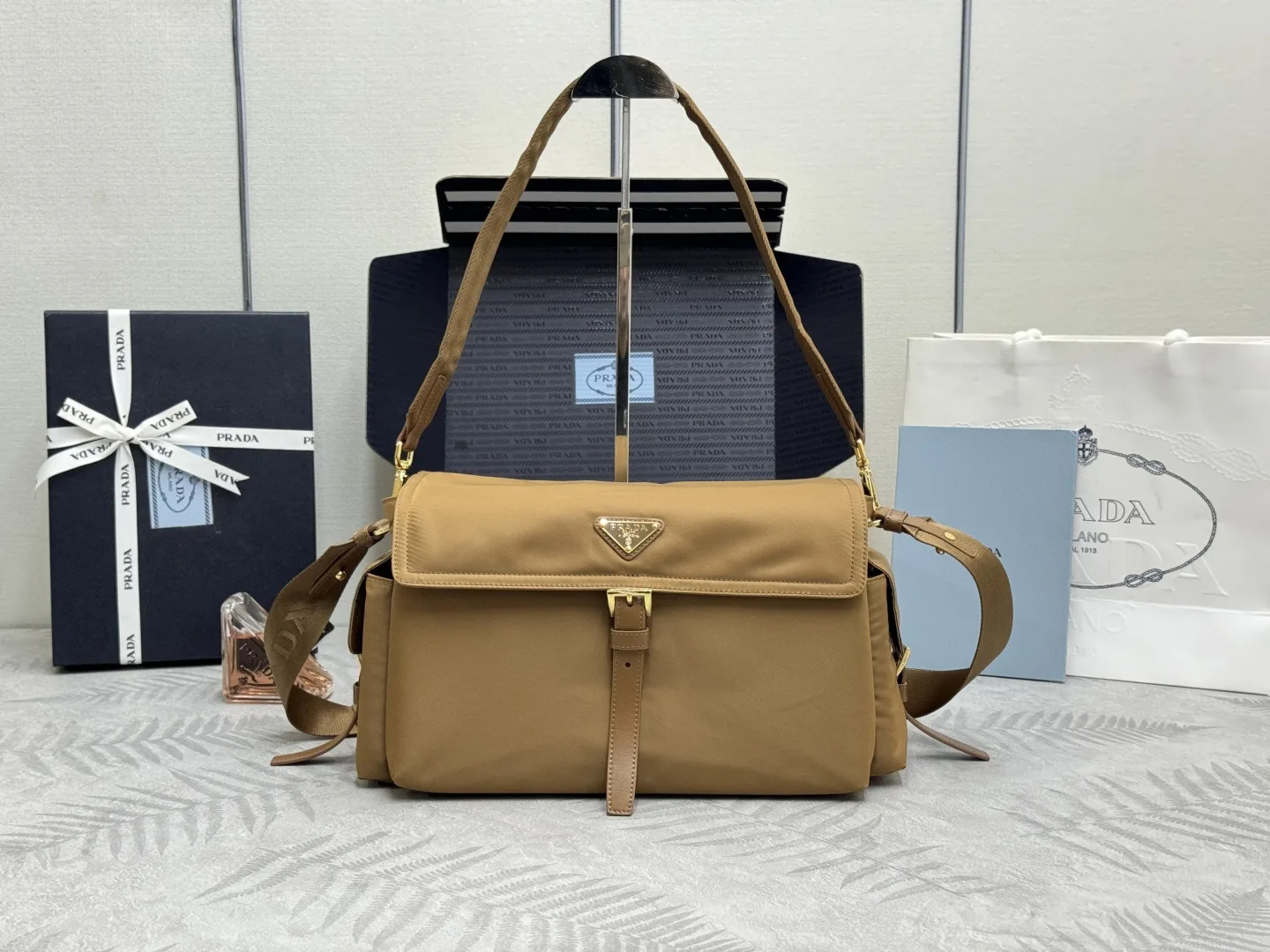 프라다 25FW 익스플로어 라지 리나일론 숄더백  1BD391 37.5*19*12cm