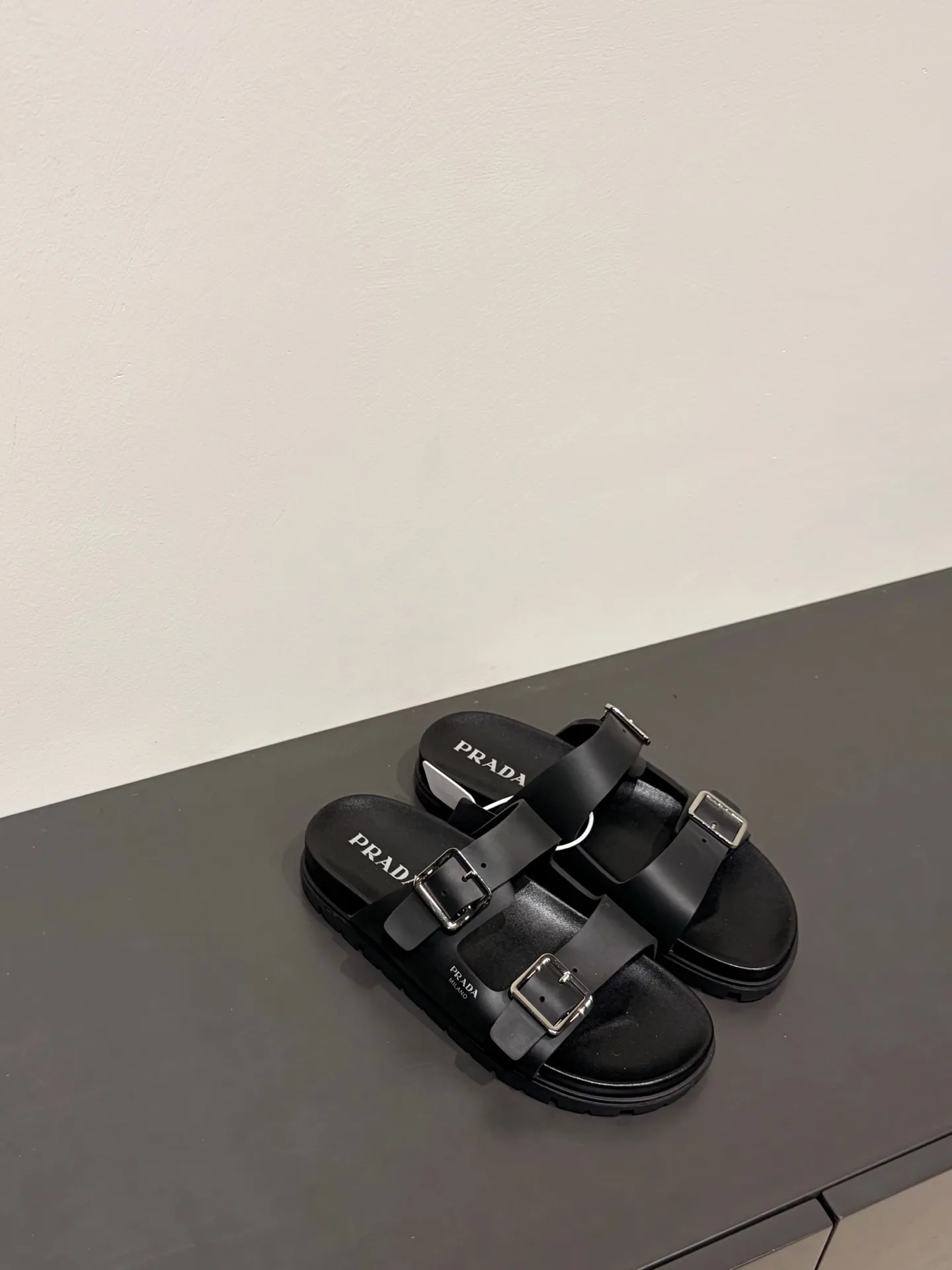 프라다 신상 더블 스트랩 샌들