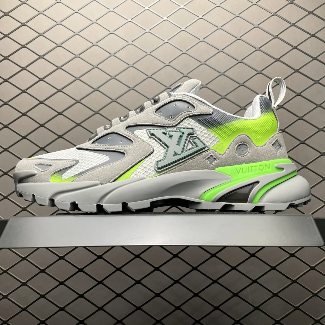 1AINV4 LV Runner Tatic Sneaker