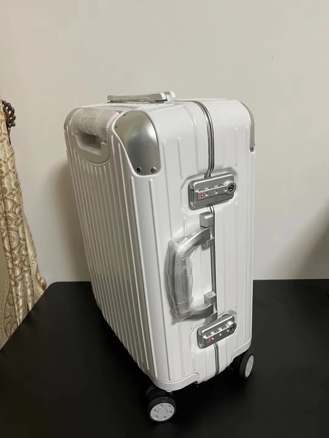 리모와 Hybrid  Cabin 55X40X23cm