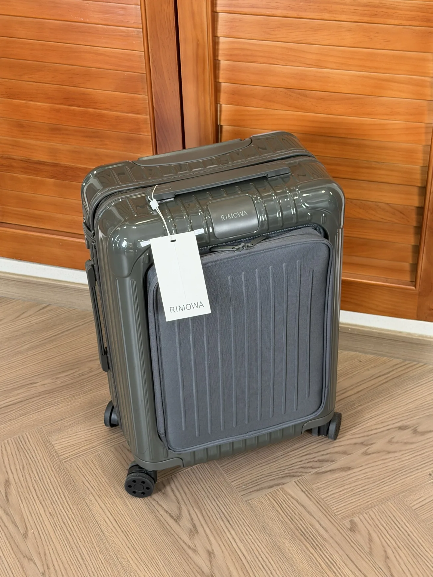 리모와 Essential Sleeve  Cabin 55X39X23cm