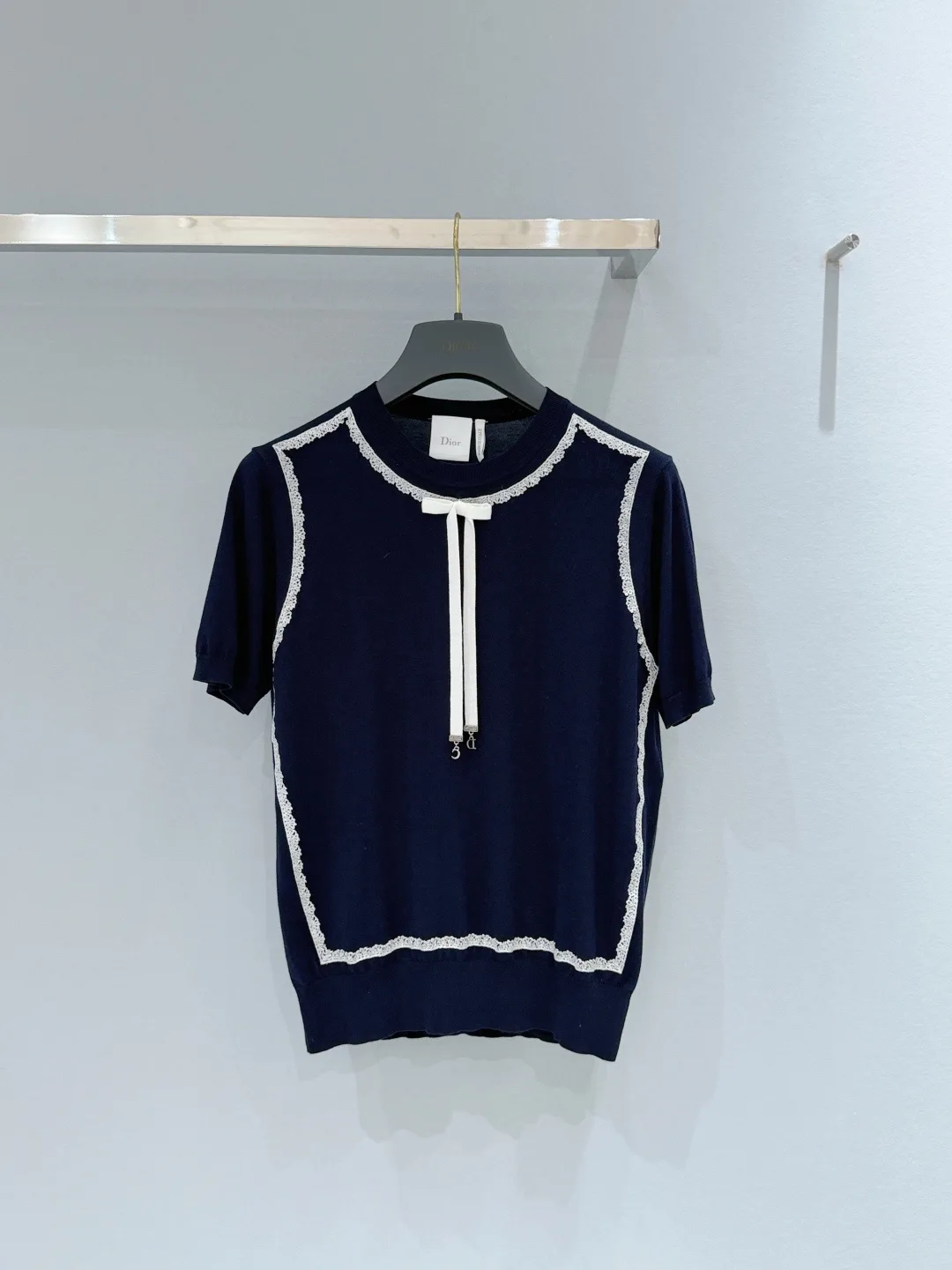 디올 Short-Sleeved Sweater 624S24A6E80