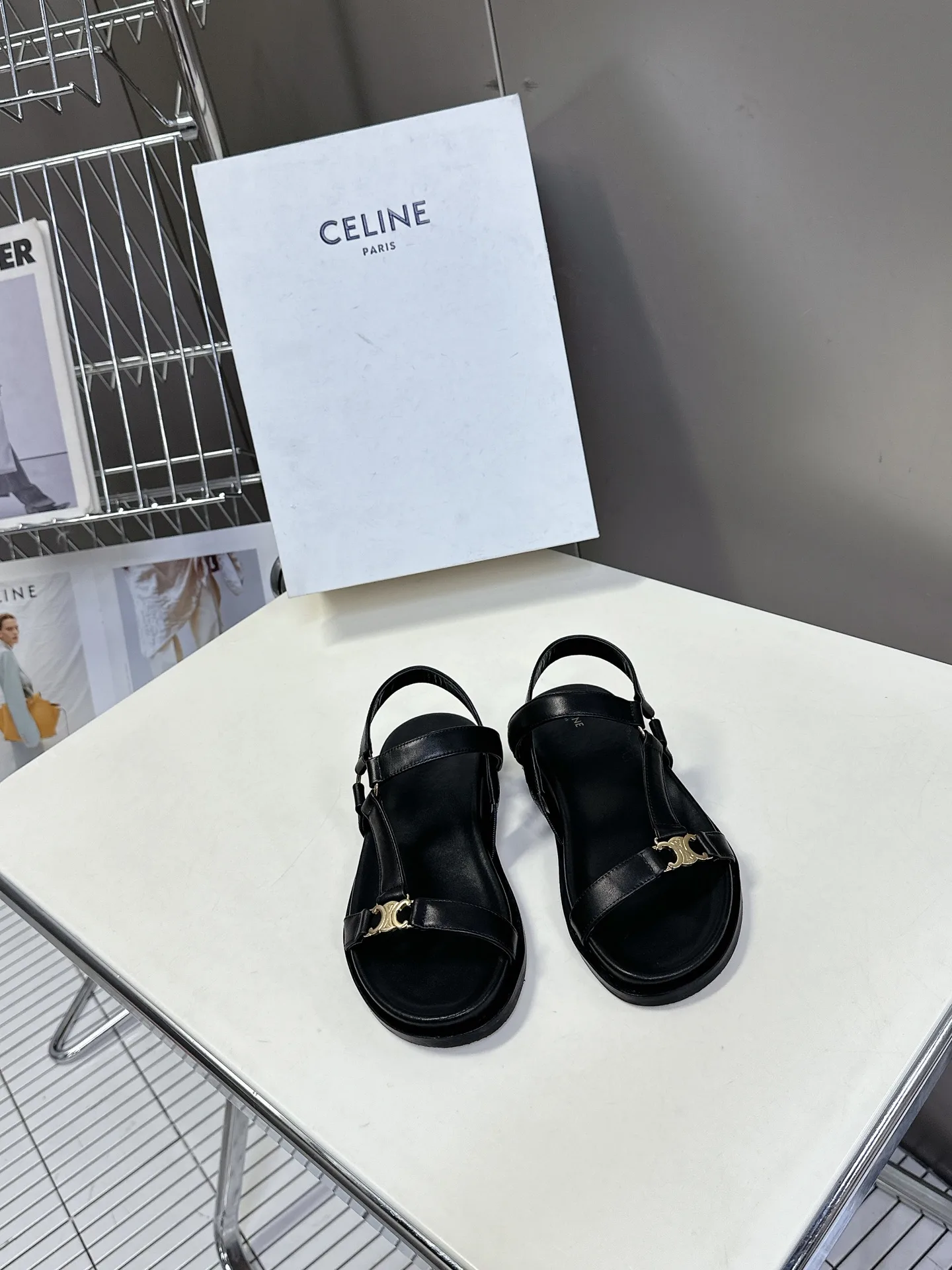 셀린느 카프스킨 트리옹프 모드 샌들