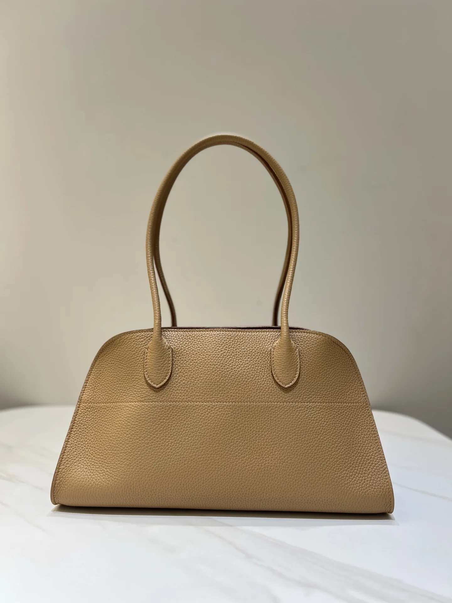 THE  ROW Margaux EW Shoulder 12  가죽 백  38x18x23cm
