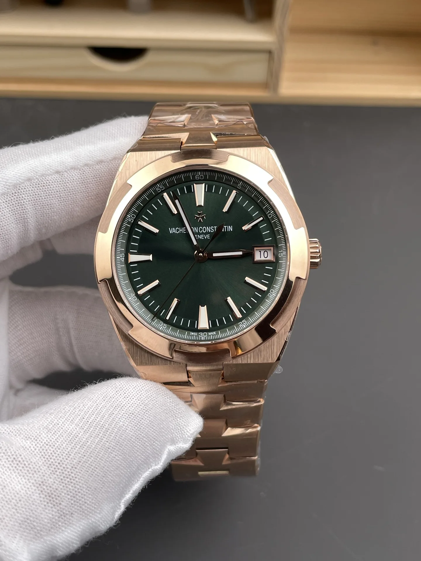 8F｜Cal.5100 무브먼트｜41mm｜바쉐론 콘스탄틴 오버시즈 4500V