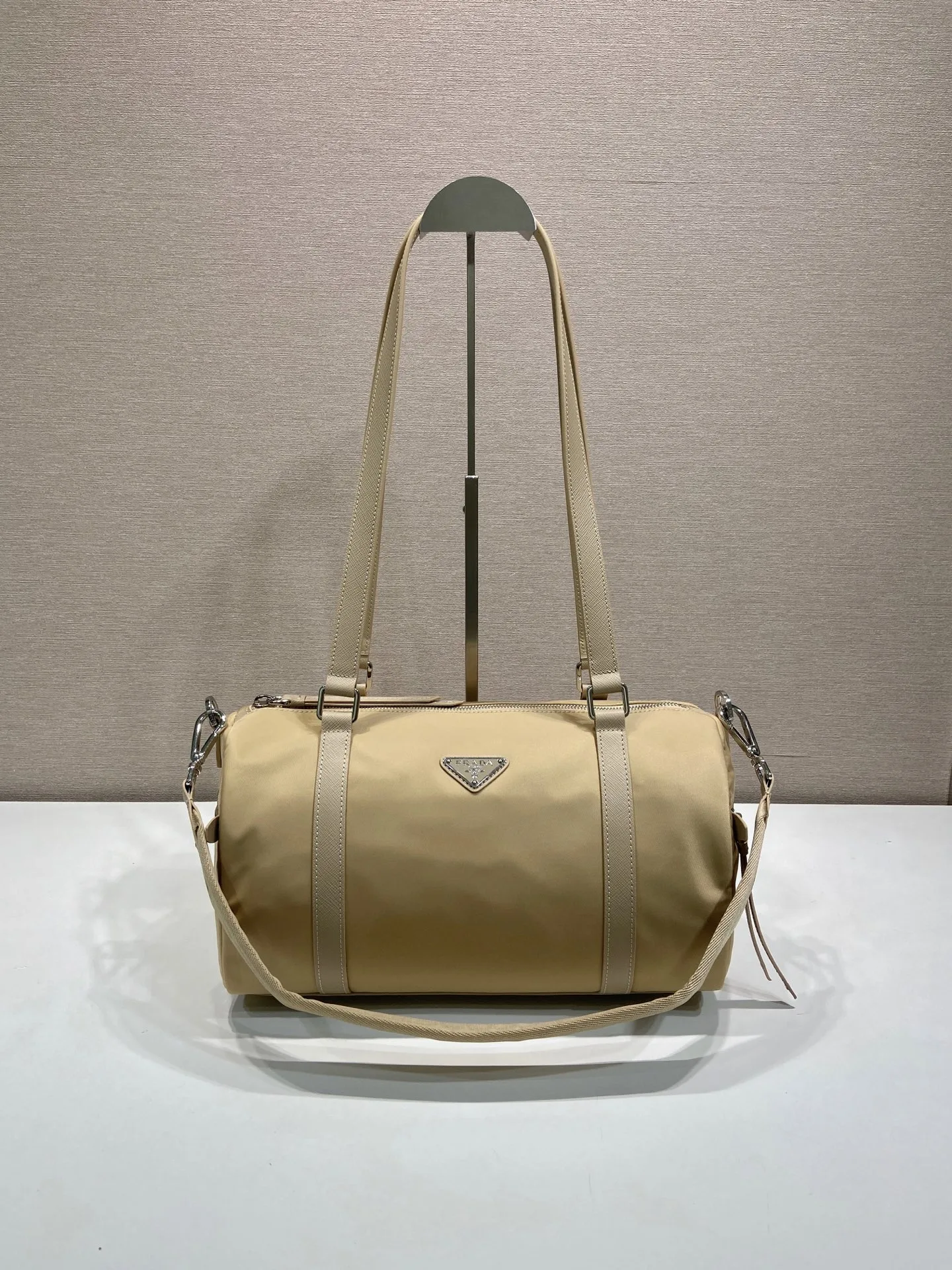 프라다  Re Nylon 및 사피아노 소재의 1BB154  32.5x17x16.5cm