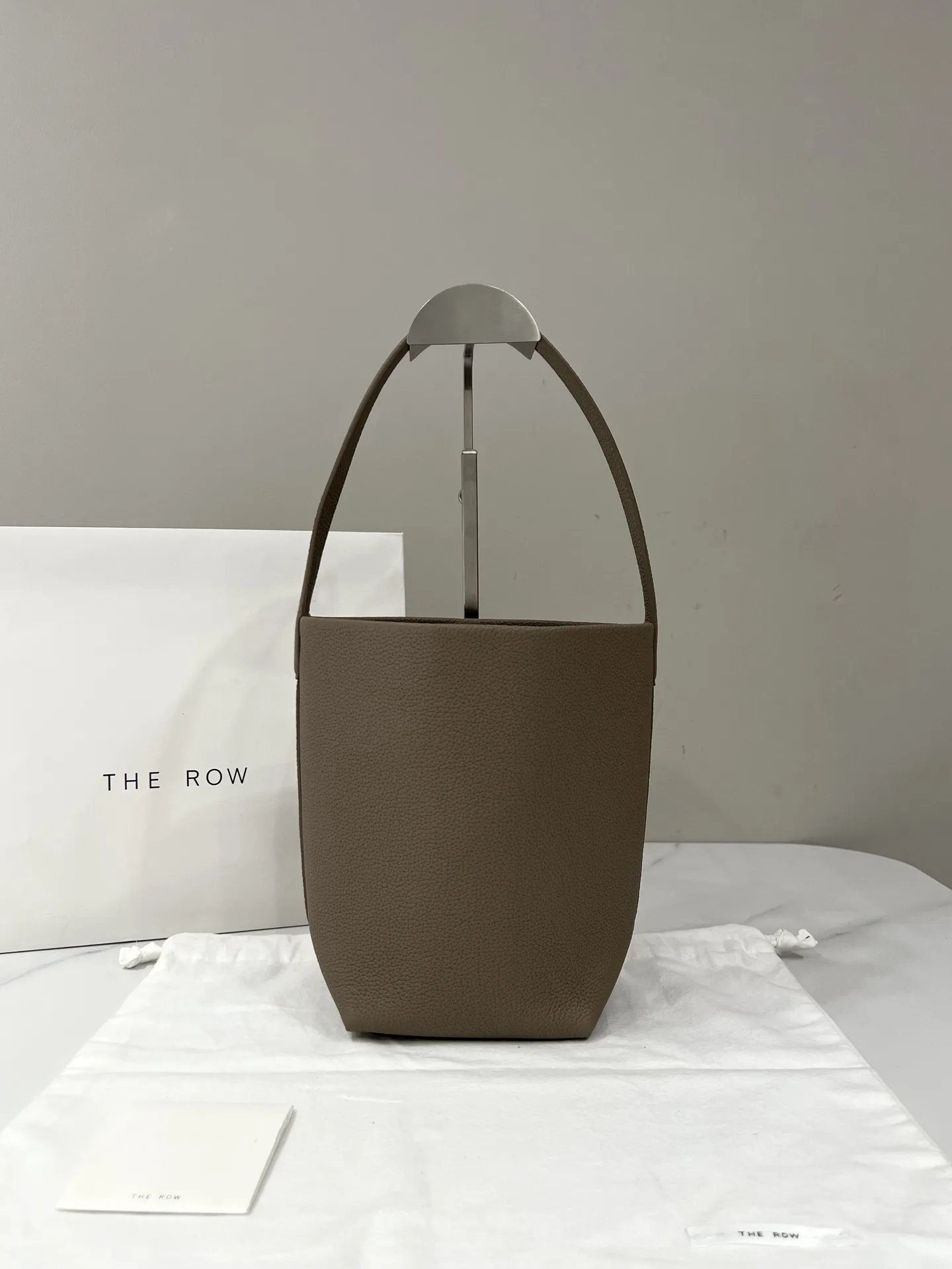 더 로우 N/S 파크 숄더백 스몰 24X22X11cm
