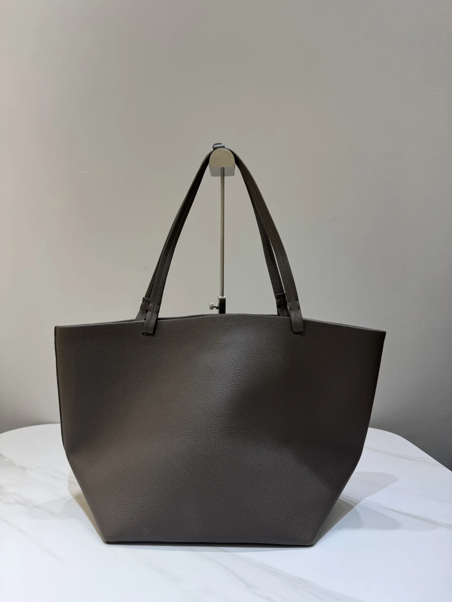 더 로우 Park Tote Three  48.25 x 24.75 x 29.85 cm